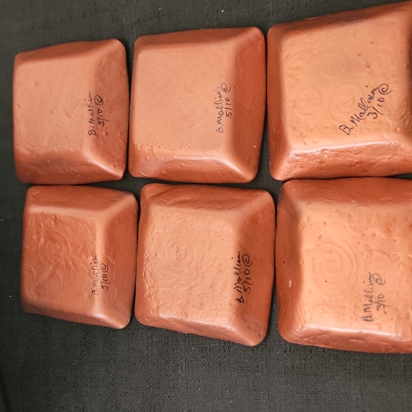 VINTAGE 1970S BOHO DECOR ABSTRACT ARTIST SIGNED GLASS PALLETES(6). - Picture 9 of 15